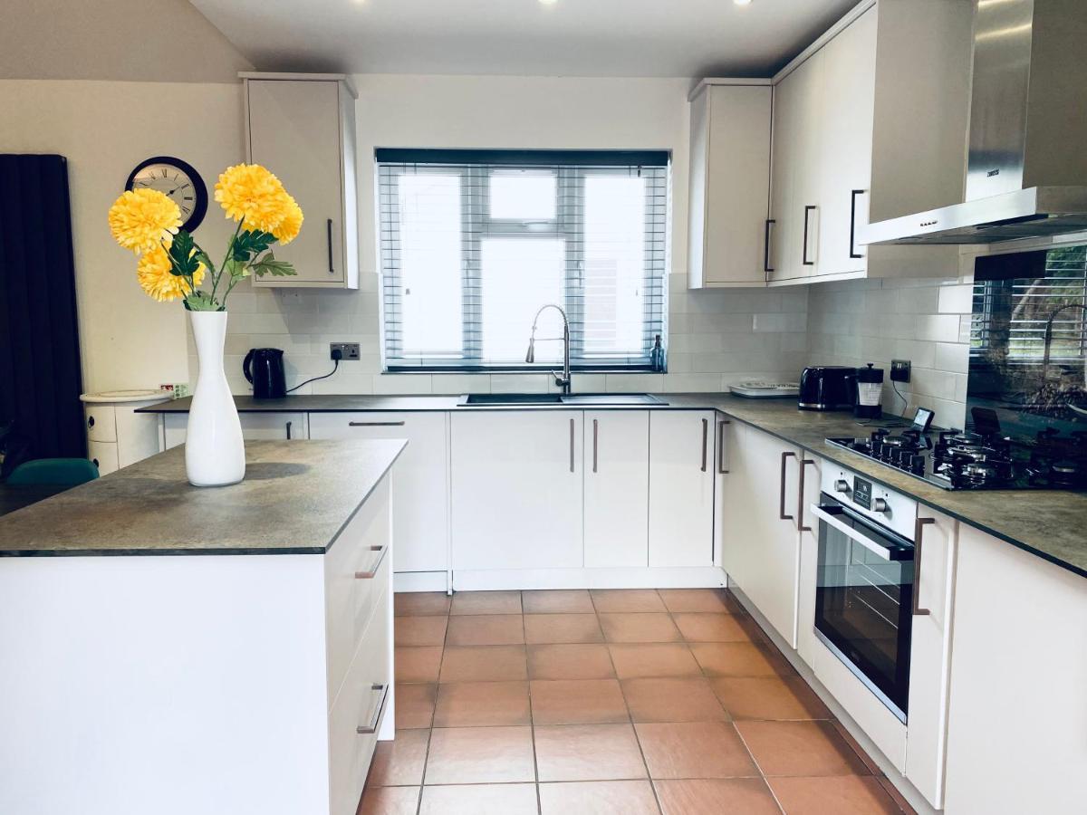5 Bedroom Bungalow Ascot Racecourse Екстериор снимка